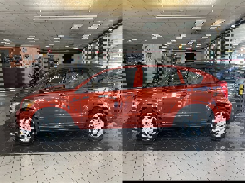 Used 2009 Dodge Caliber SXT image 2