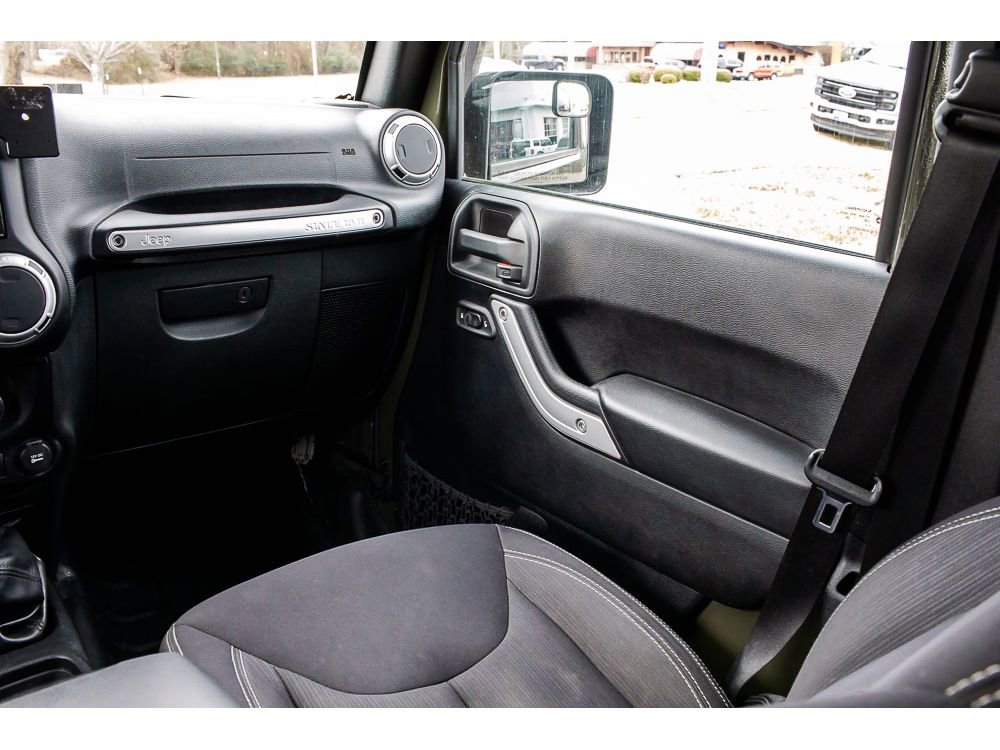 Used 2016 Jeep Wrangler Unlimited Rubicon w/ Connectivity Group image 15