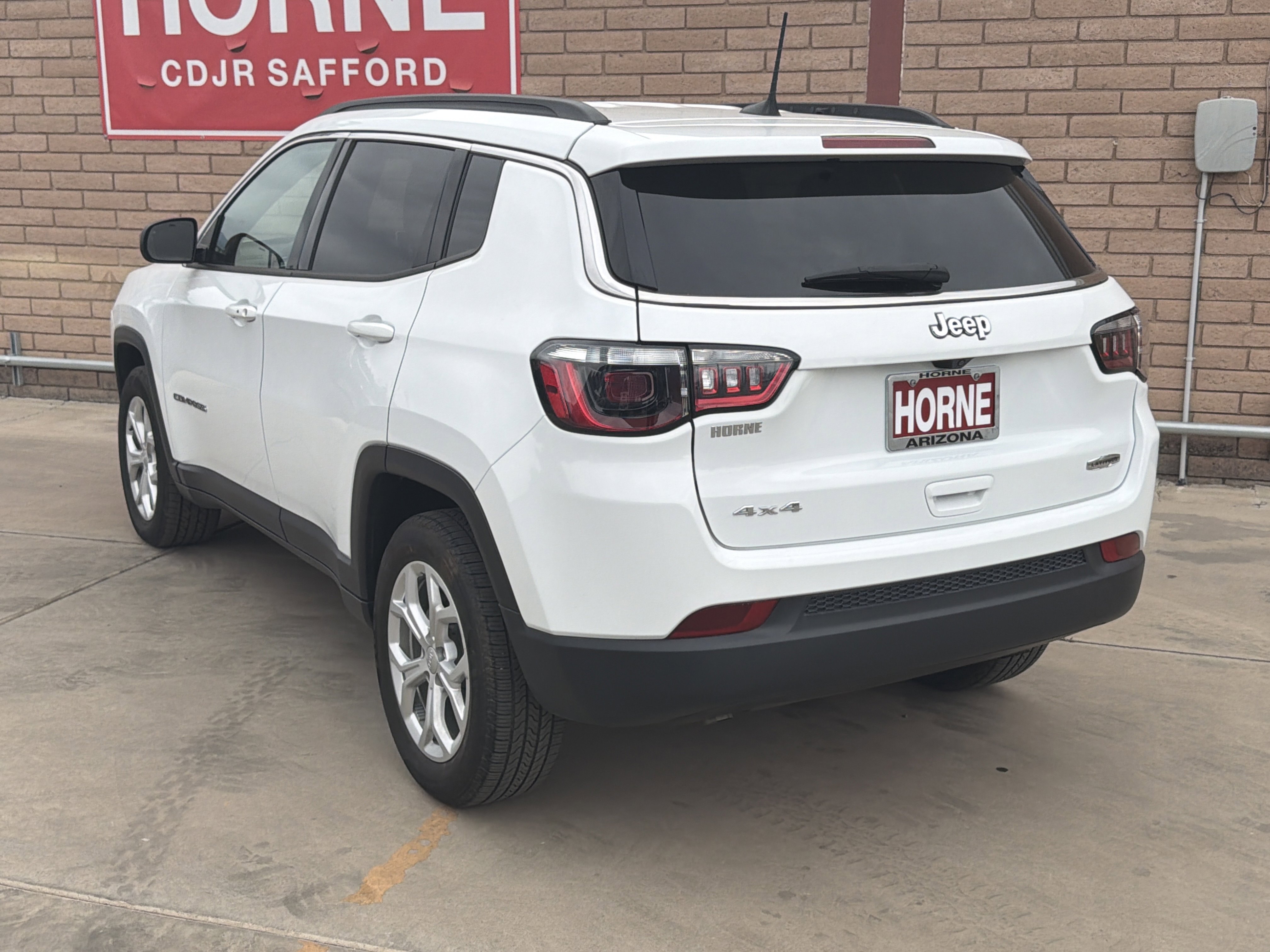 Used 2024 Jeep Compass Latitude image 3