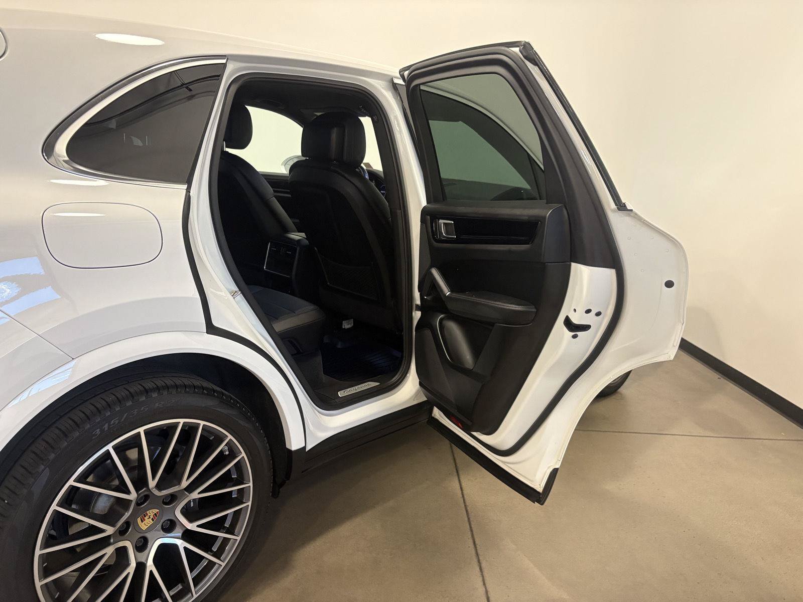 Used 2022 Porsche Cayenne AWD/4WD image 39