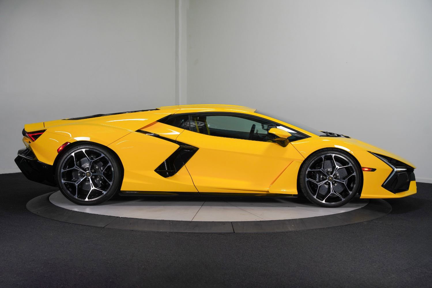 Used 2024 Lamborghini Revuelto AWD/4WD image 10