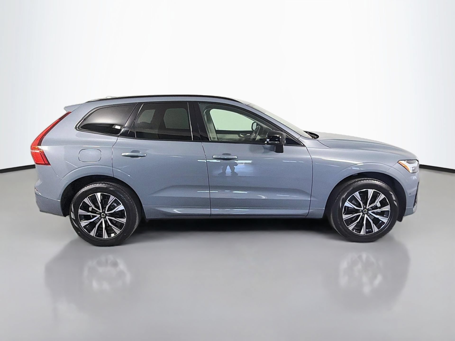 Certified 2024 Volvo XC60 B5 Plus AWD/4WD image 5