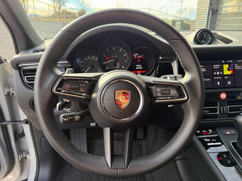 Certified 2025 Porsche Macan image 15