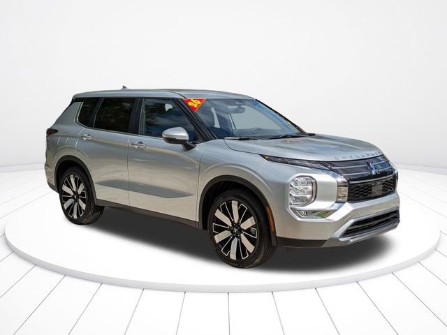 New 2026 Mitsubishi Outlander SE FWD image 2