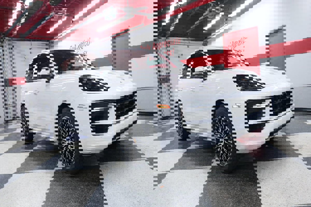 Used 2024 Porsche Cayenne AWD/4WD image 2