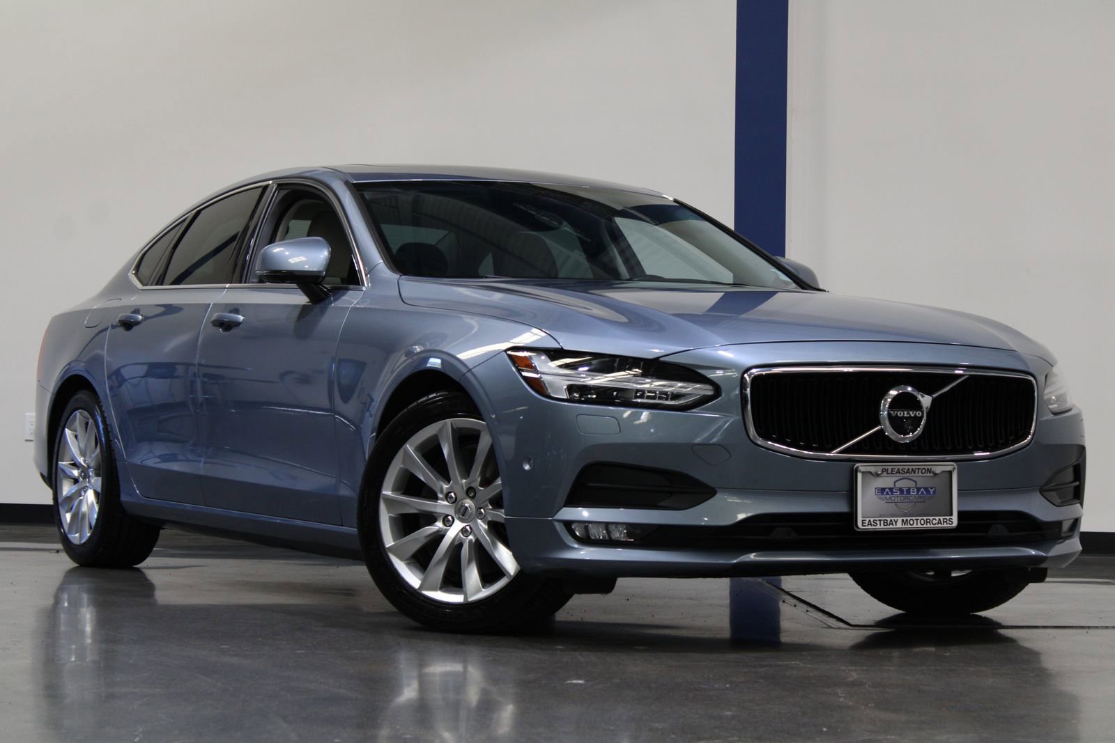 Used 2017 Volvo S90 T6 Momentum w/ Vision Package image 2
