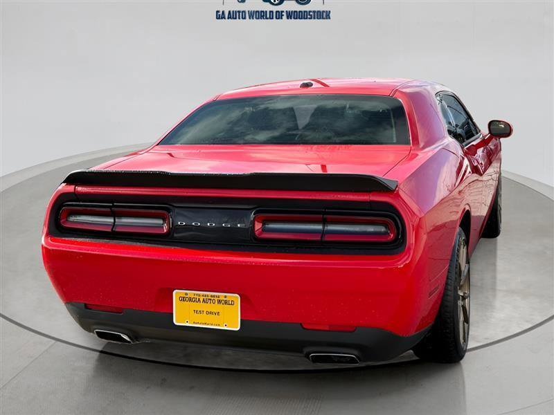 Used 2015 Dodge Challenger SXT RWD image 5