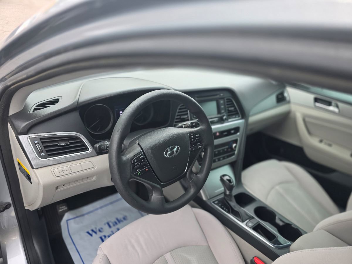 Used 2015 Hyundai Sonata SE w/ Option Group 09 FWD image 10