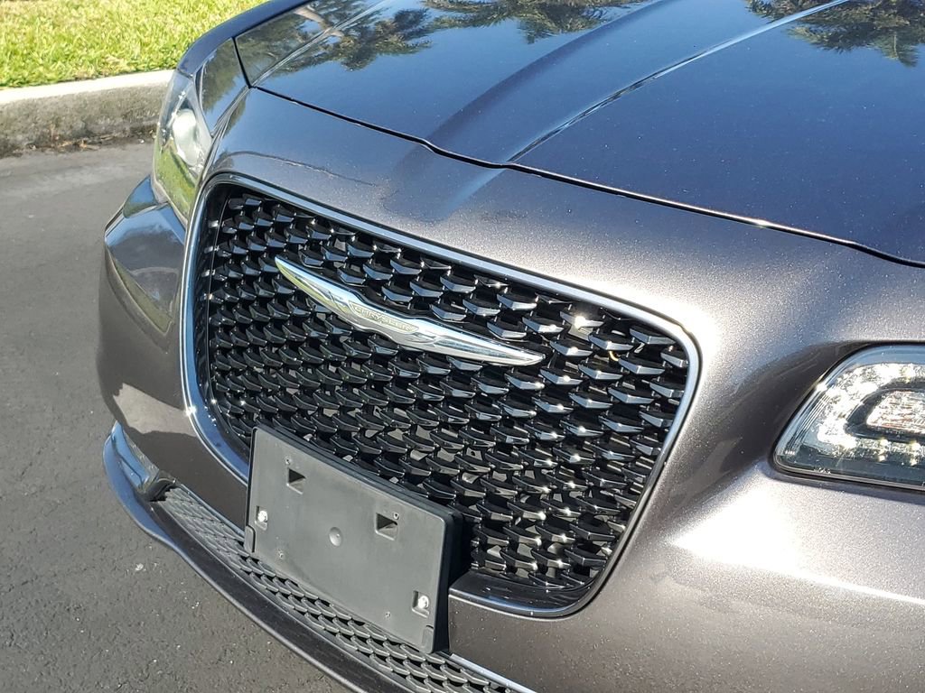 Used 2019 Chrysler 300 Touring w/ Sport Appearance Package RWD image 9