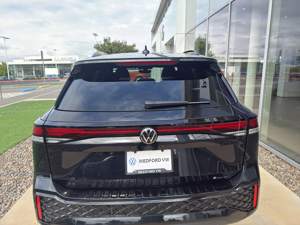 New 2025 Volkswagen Tiguan SE R-Line image 5