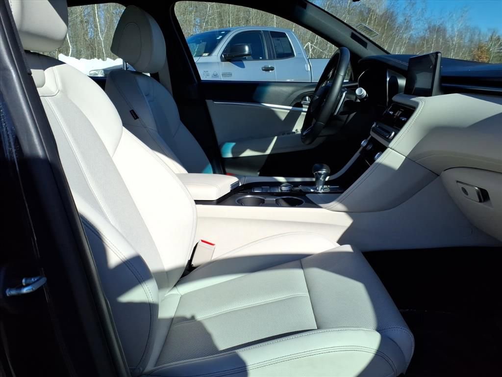 Used 2025 Genesis G70 2.5T image 5