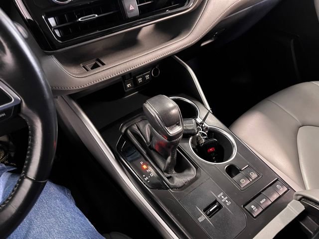 Used 2021 Toyota Highlander XLE FWD image 29