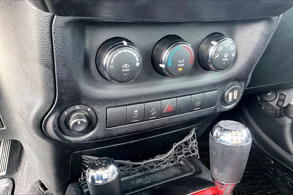 Used 2015 Jeep Wrangler Unlimited Sahara w/ Connectivity Group AWD/4WD image 29