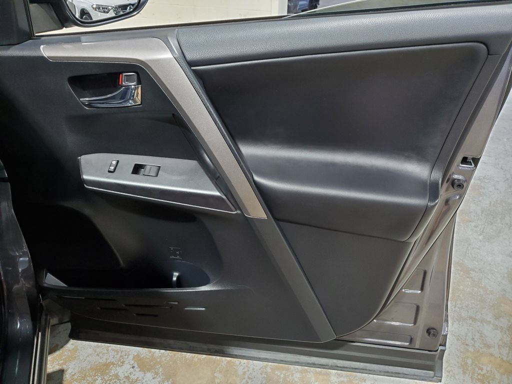 Used 2018 Toyota RAV4 XLE FWD image 16