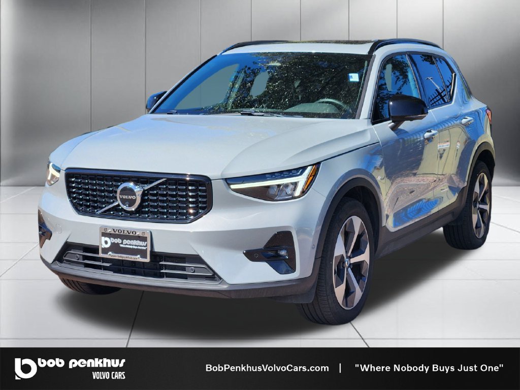 Used 2025 Volvo XC40 B5 Plus AWD/4WD image 23