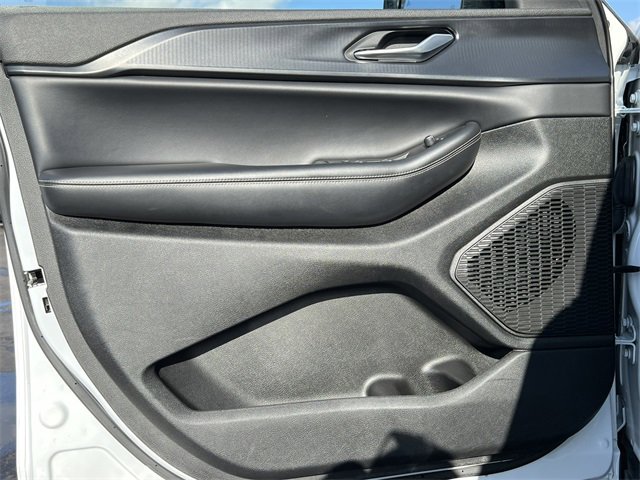 Used 2023 Jeep Grand Cherokee L Laredo image 16