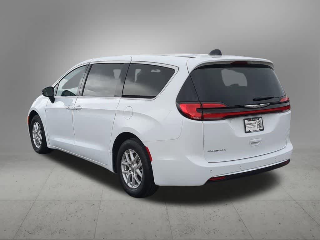 Used 2024 Chrysler Pacifica Touring-L FWD image 4