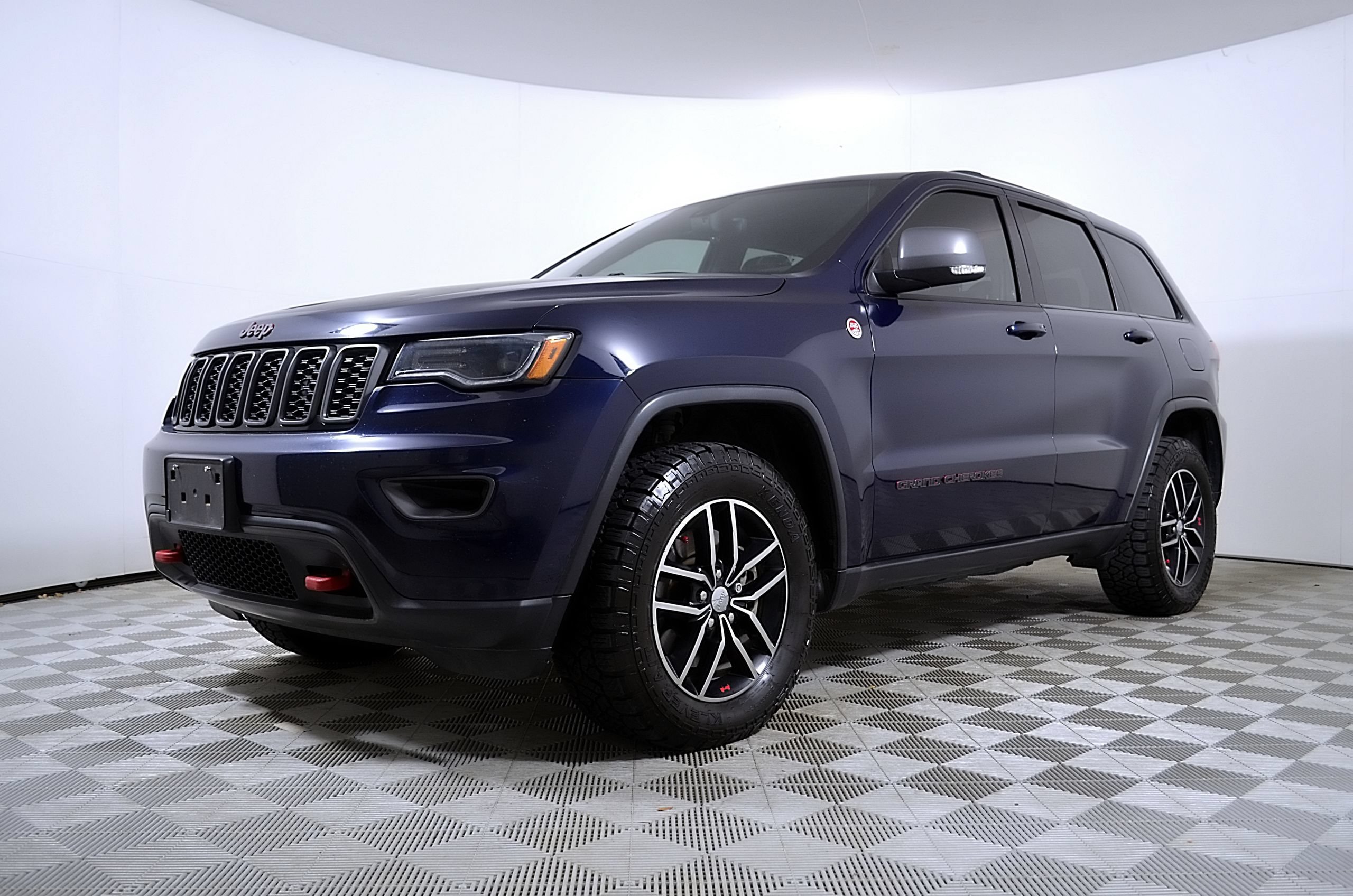 Used 2018 Jeep Grand Cherokee Trailhawk w/ Trailhawk Luxury Group AWD/4WD image 2