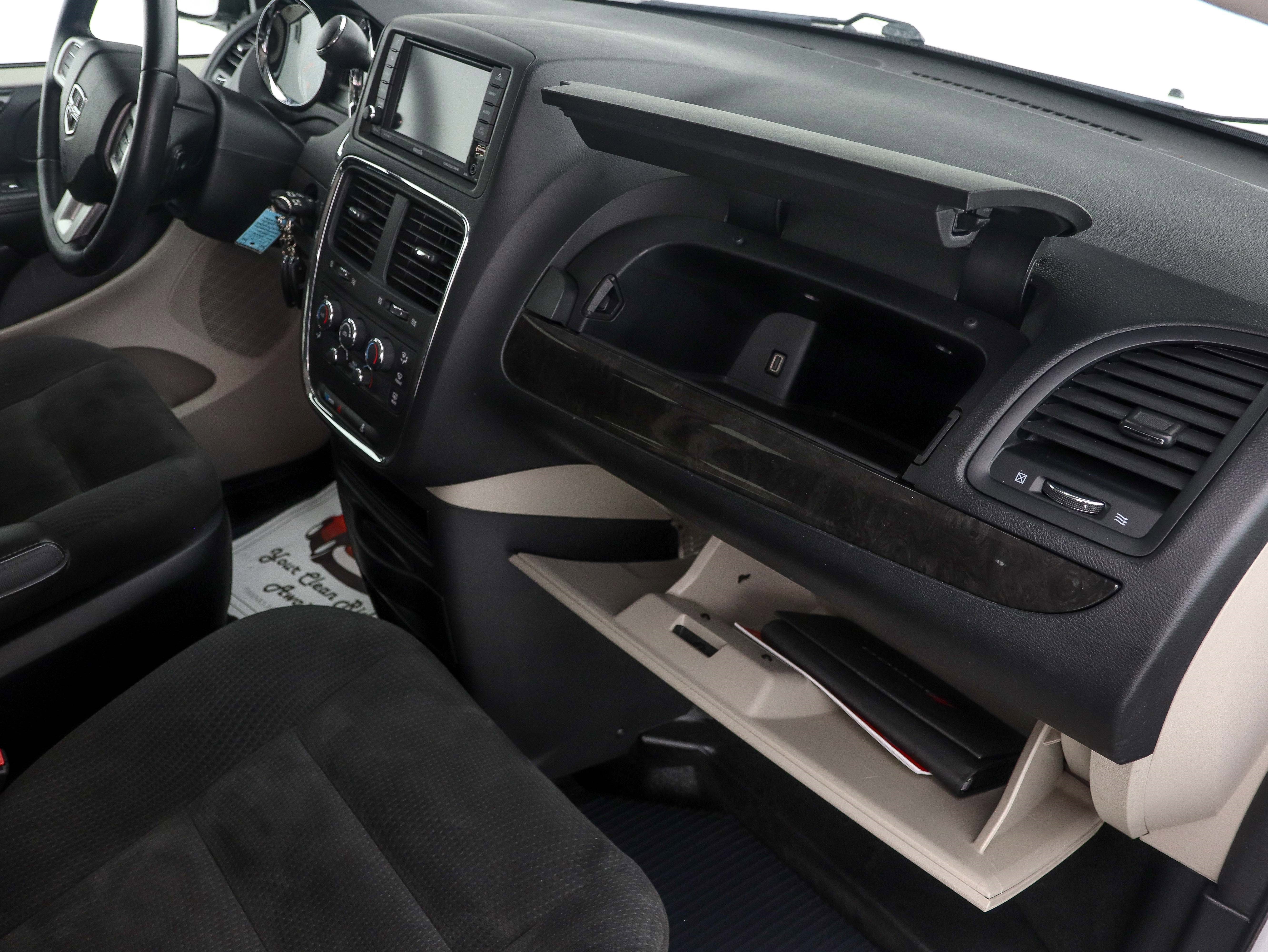 Used 2016 Dodge Grand Caravan SXT w/ UConnect Hands-Free Group image 20