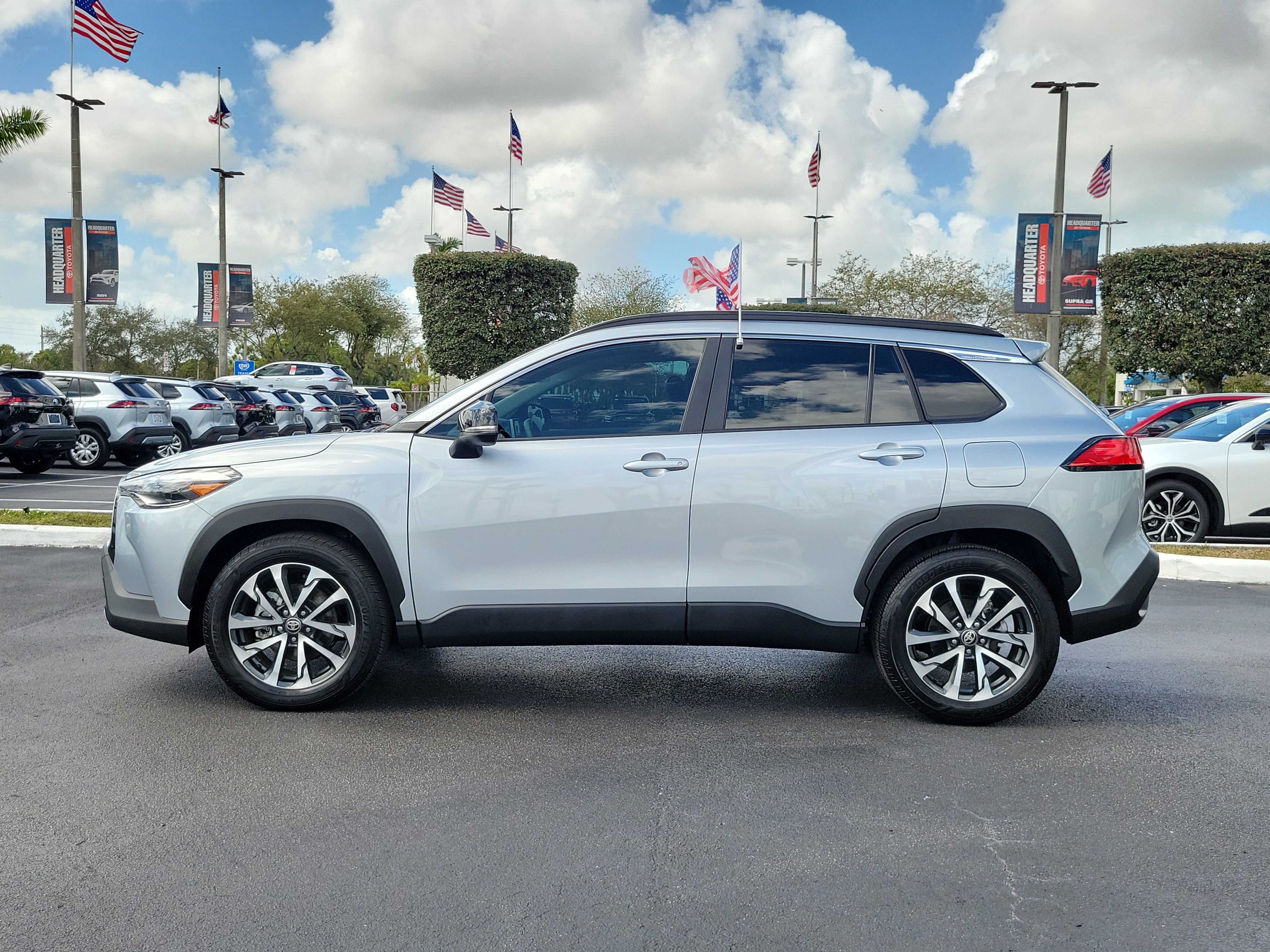 Used 2025 Toyota Corolla Cross XLE w/ Convenience Package image 7