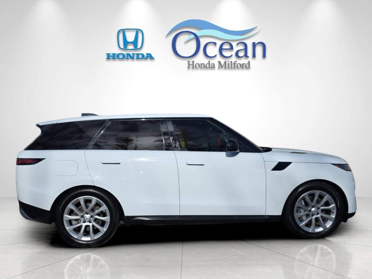 Used 2024 Land Rover Range Rover Sport SE AWD/4WD image 2