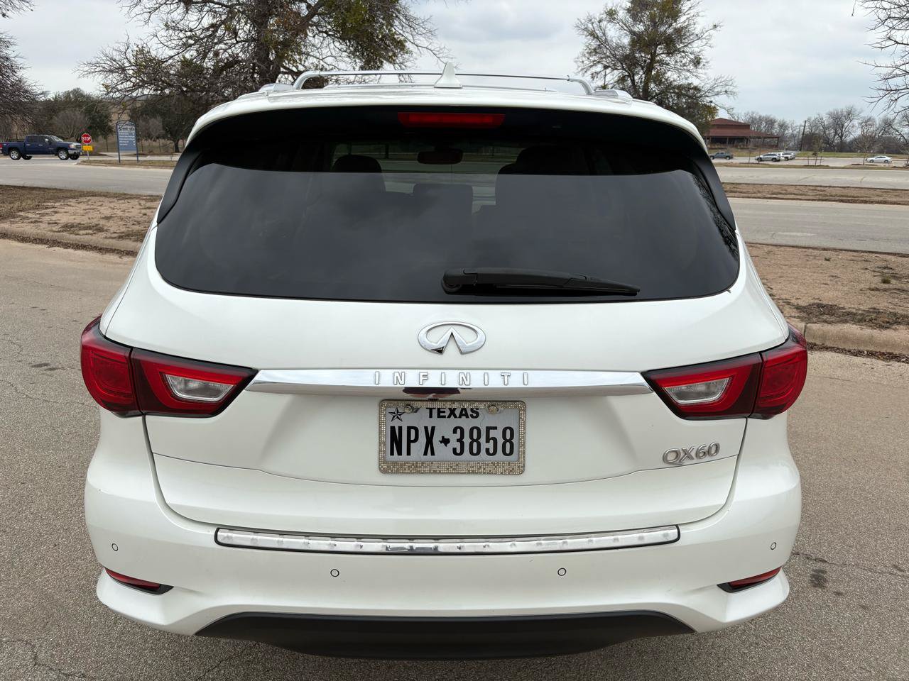 Used 2017 INFINITI QX60 FWD w/ Deluxe Technology Package image 3