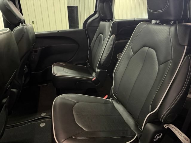Used 2025 Chrysler Pacifica Limited AWD/4WD image 18