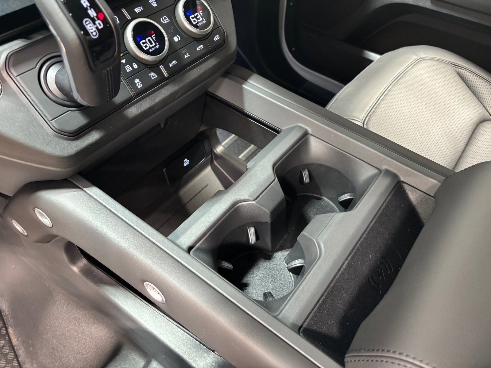 New 2026 Land Rover Defender 130 X-Dynamic SE AWD/4WD image 13