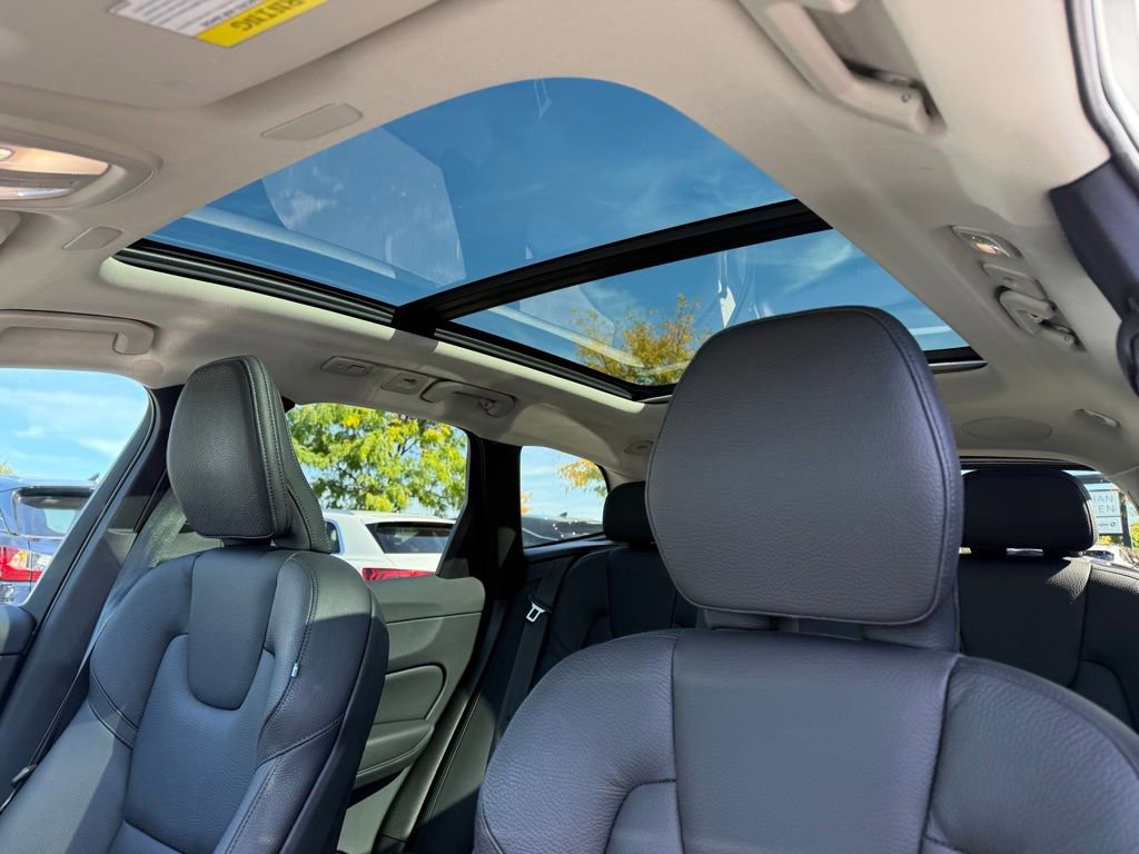 Used 2023 Volvo XC60 B5 Plus image 8