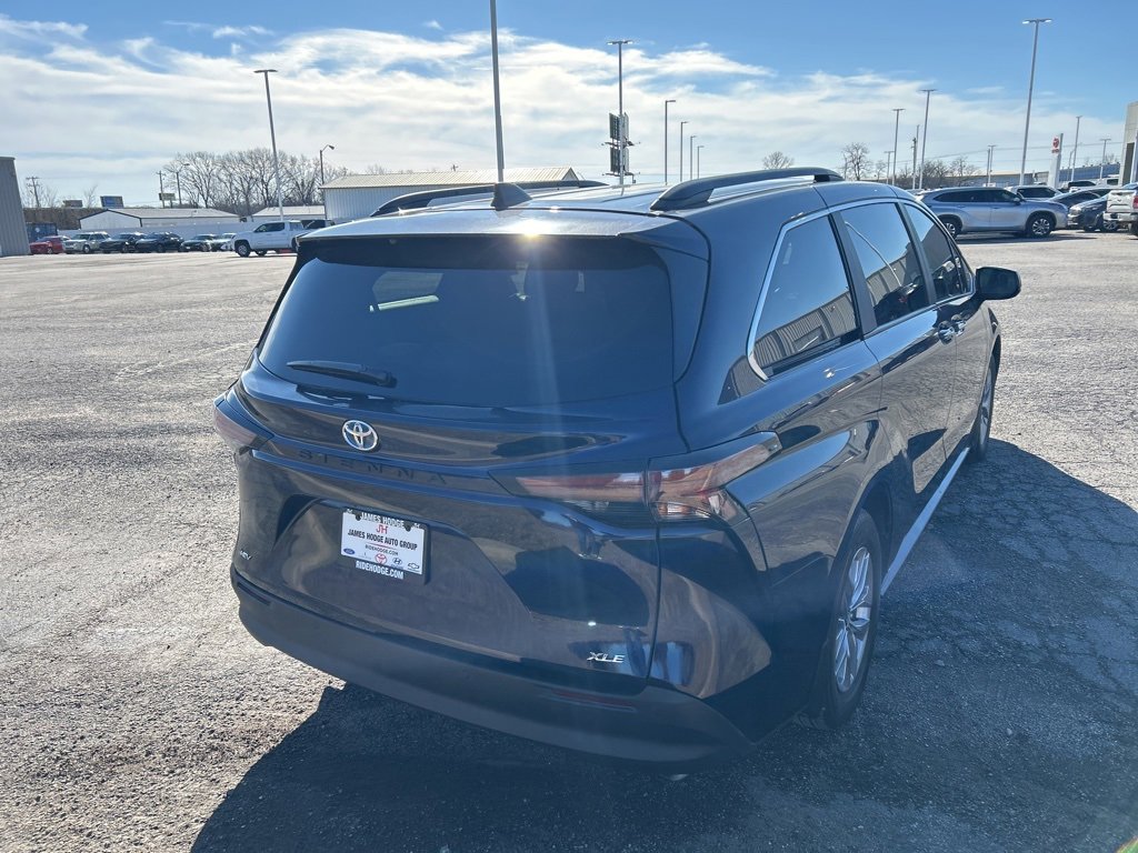 Used 2025 Toyota Sienna XLE image 6
