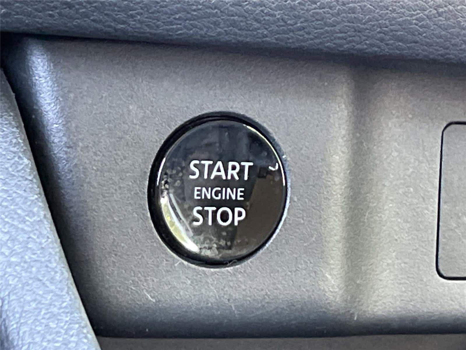 Used 2025 Nissan Rogue SL AWD/4WD image 30