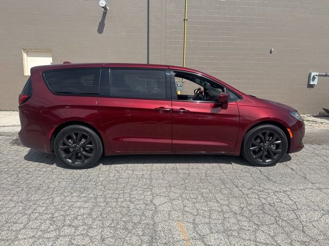 Used 2019 Chrysler Pacifica Touring Plus w/ S Appearance Package FWD image 4