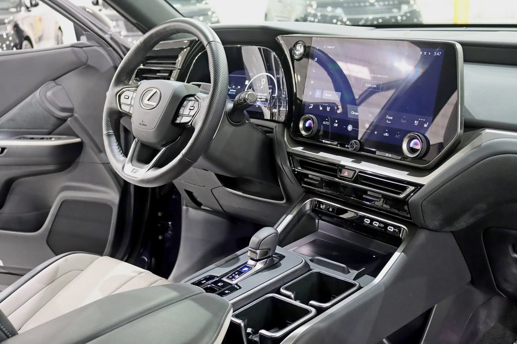 Used 2025 Lexus TX 500h AWD w/ Technology Package image 32