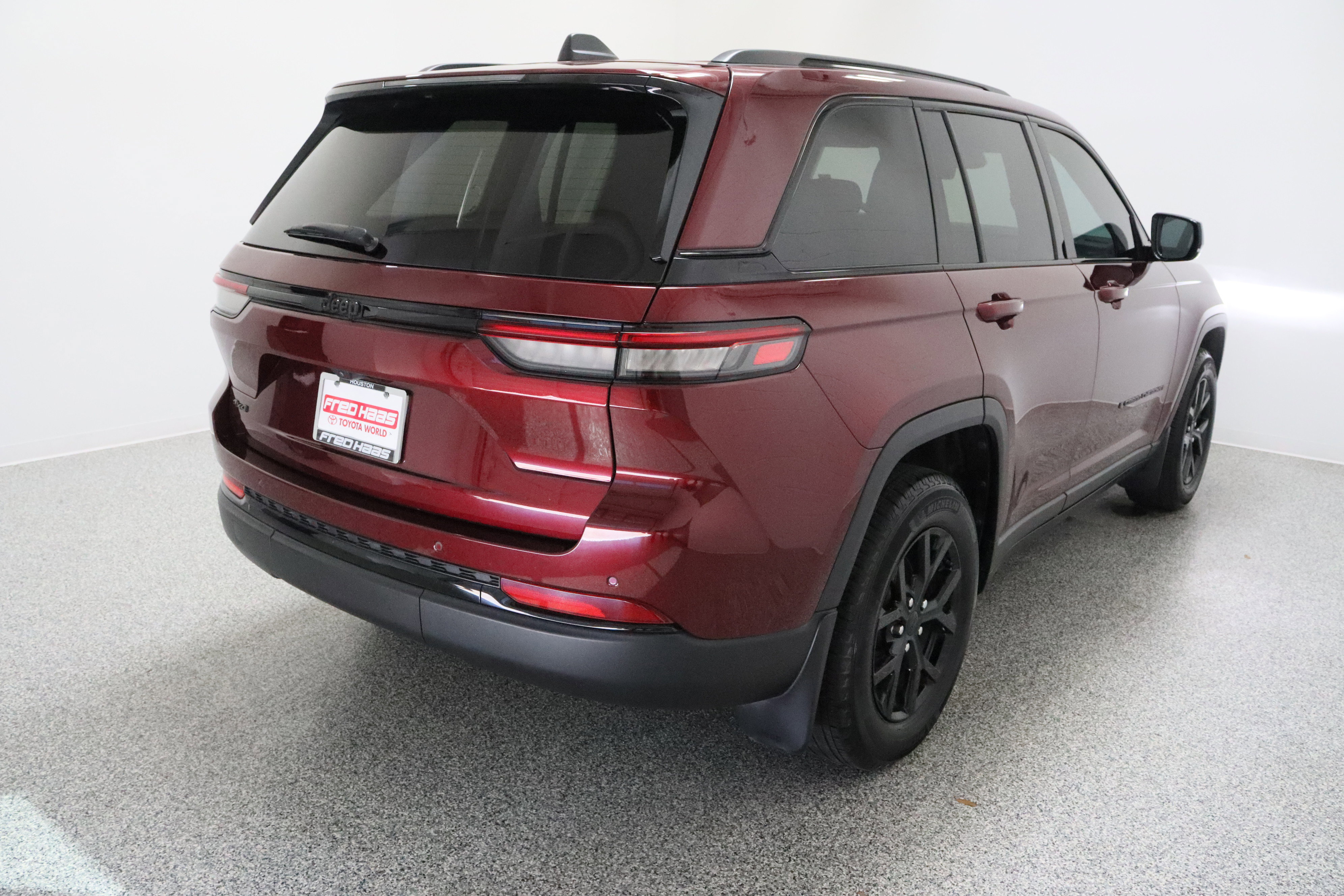 Used 2025 Jeep Grand Cherokee Altitude AWD/4WD image 7