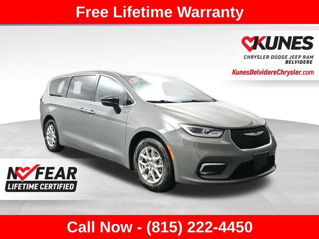 Used 2025 Chrysler Pacifica Select image 1