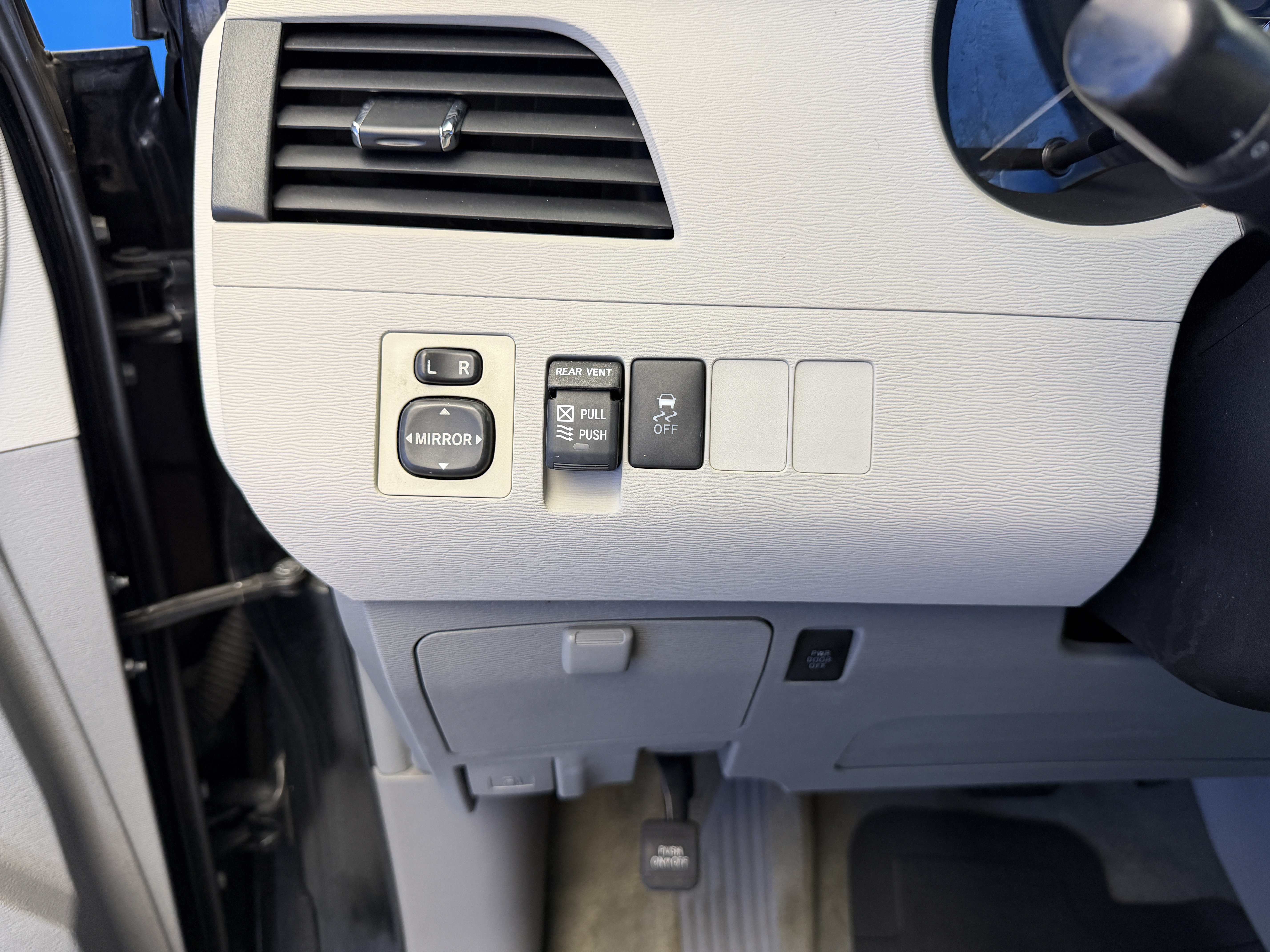 Used 2011 Toyota Sienna XLE FWD image 14