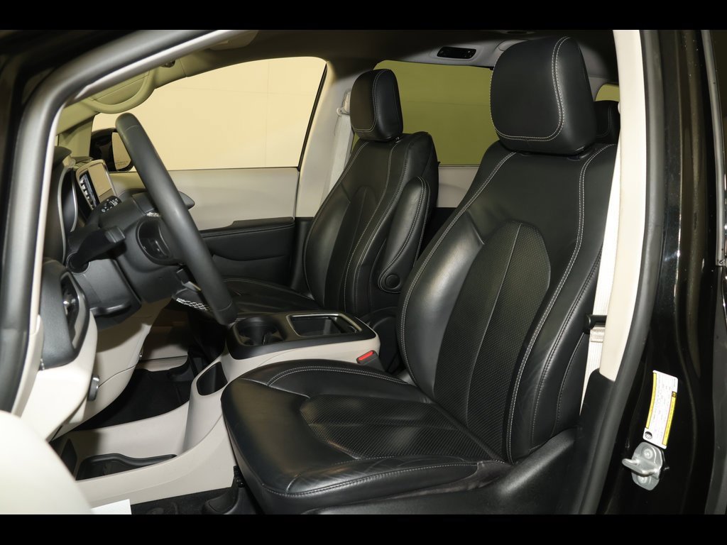 Used 2022 Chrysler Pacifica Touring-L image 23