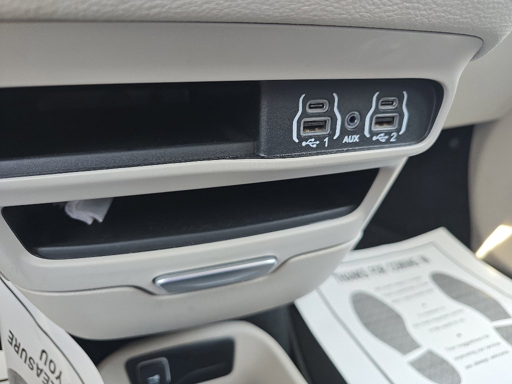 Used 2024 Chrysler Pacifica Limited FWD image 25