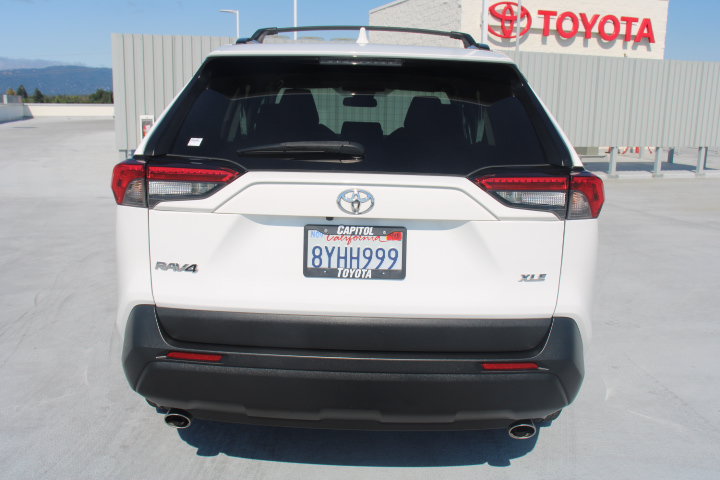 Used 2020 Toyota RAV4 XLE w/ Carpet Mat Package FWD image 4