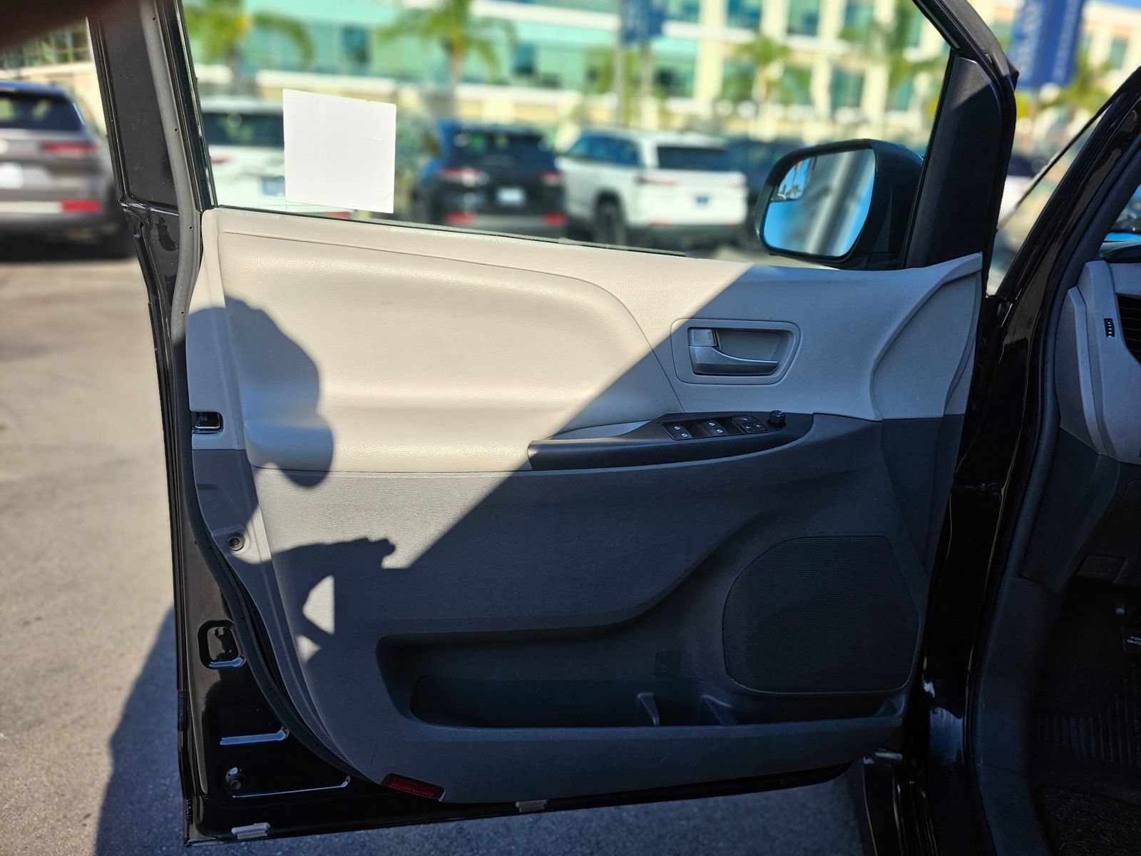 Used 2018 Toyota Sienna LE w/ Carpet Mat Package FWD image 16