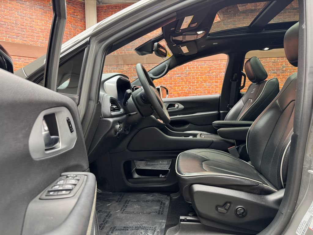 Used 2025 Chrysler Pacifica Limited FWD image 23