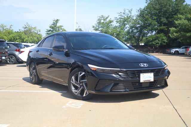Certified 2025 Hyundai Elantra Limited FWD image 3