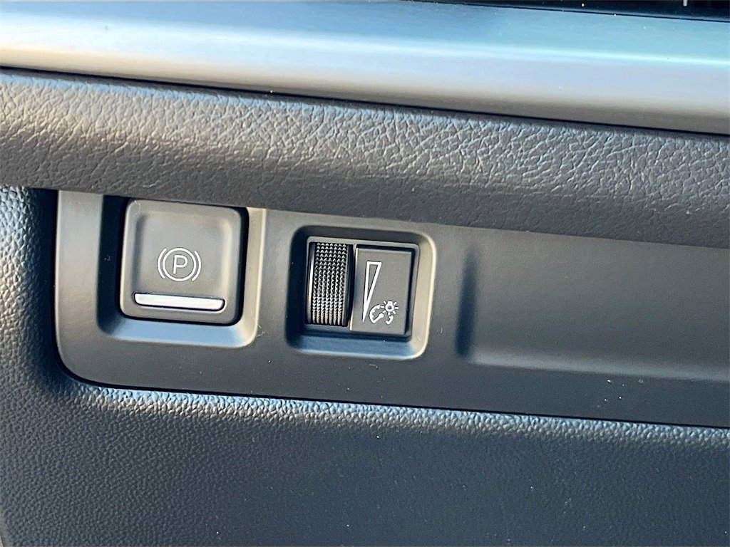 Used 2024 Cadillac XT4 Luxury w/ Cold Weather Package image 10