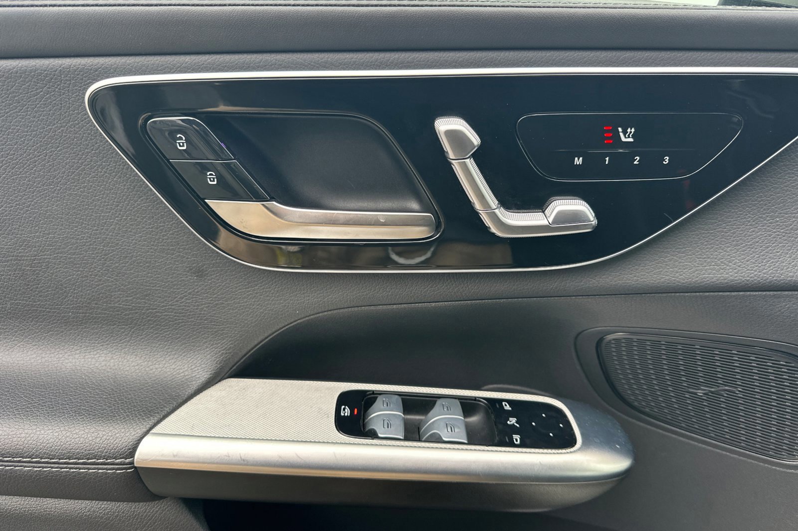 Used 2024 Mercedes-Benz GLC 300 w/ Winter Package image 11