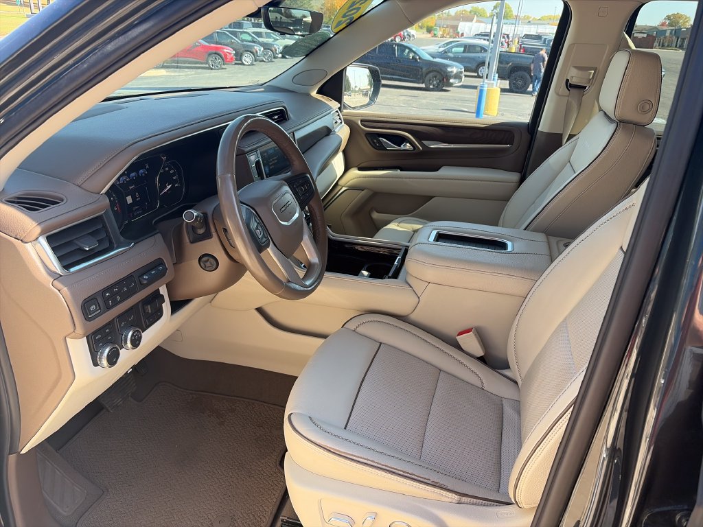 Used 2021 GMC Yukon XL Denali w/ Denali Premium Package AWD/4WD image 9