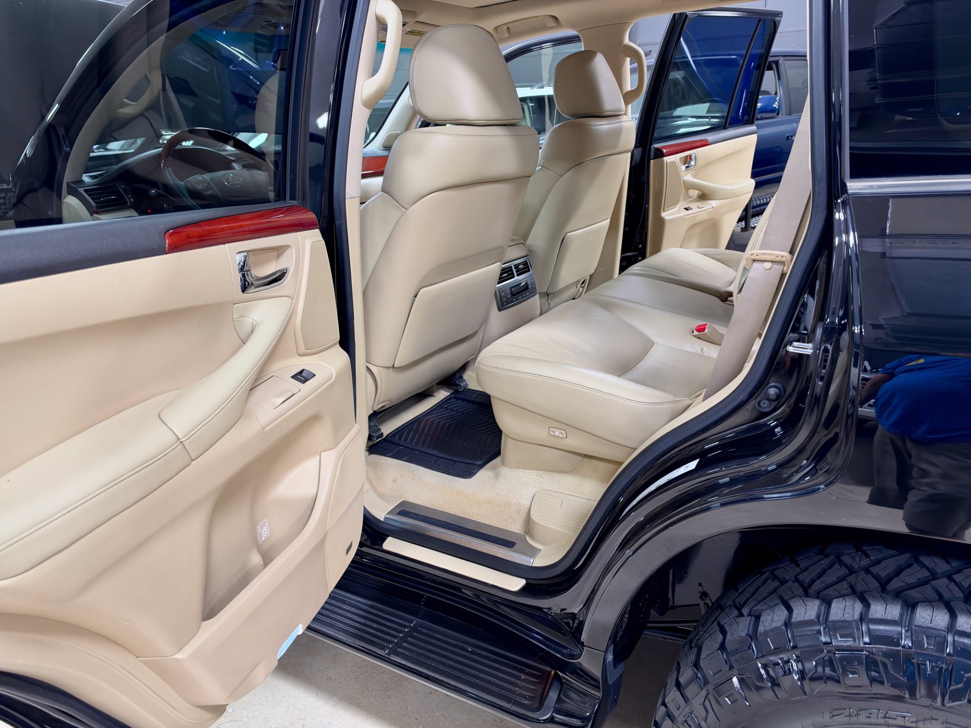 Used 2009 Lexus LX 570 4WD w/ Preferred Accessory Pkg image 27
