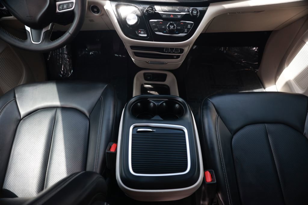 Used 2023 Chrysler Pacifica Touring-L w/ Uconnect Theater Family Group FWD image 31
