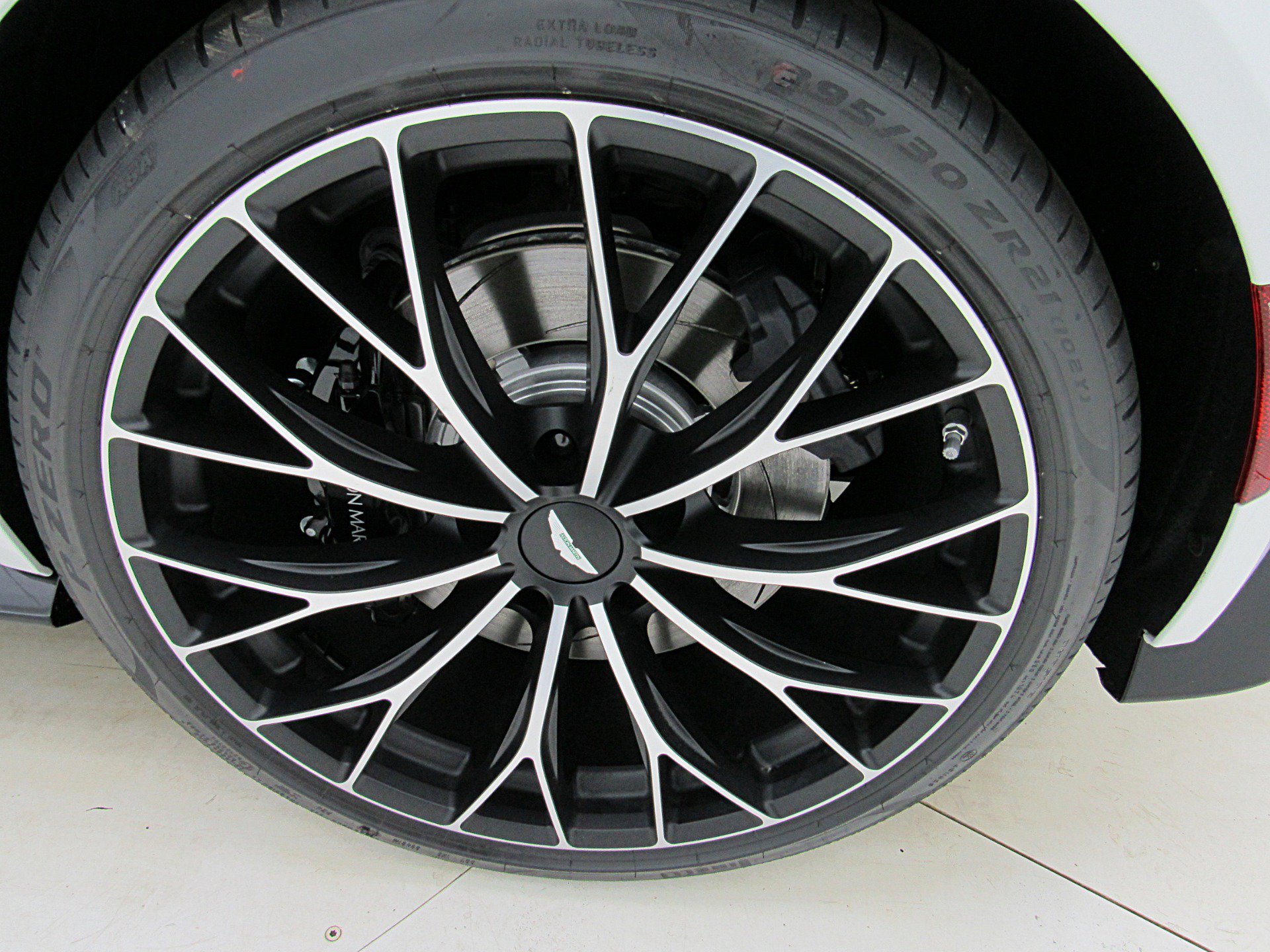 Used 2023 Aston Martin V8 Vantage Roadster RWD image 52