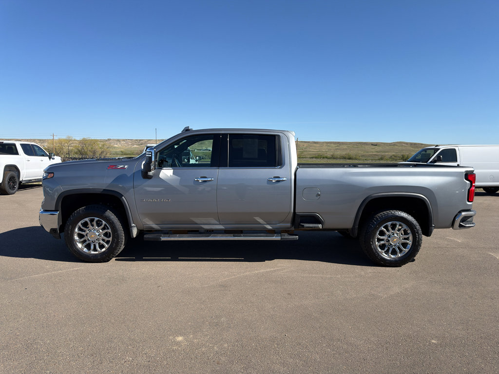 Used 2025 Chevrolet Silverado 3500 LTZ w/ LTZ Convenience Package AWD/4WD image 31
