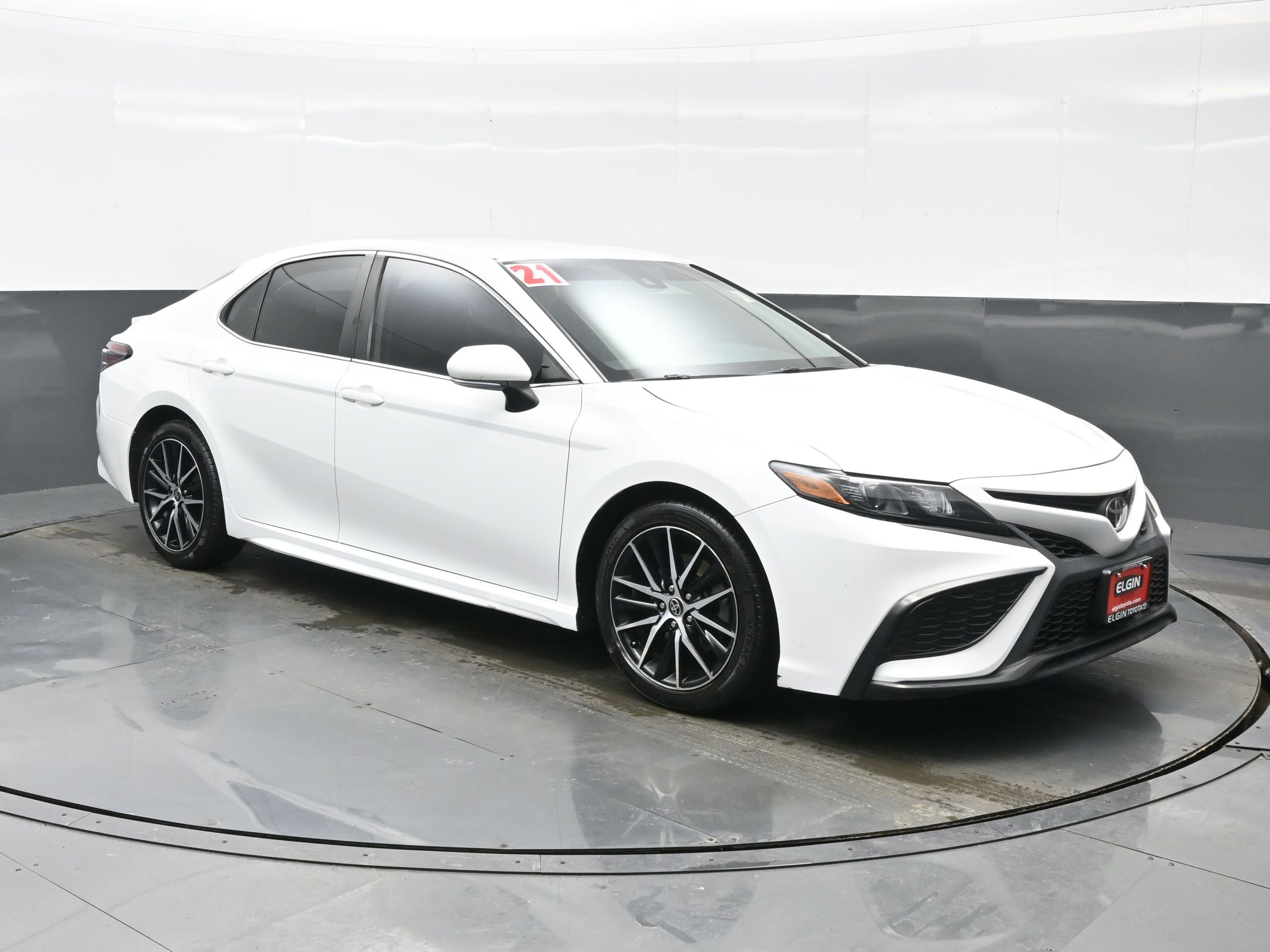 Used 2021 Toyota Camry SE w/ Cold Weather Package image 8